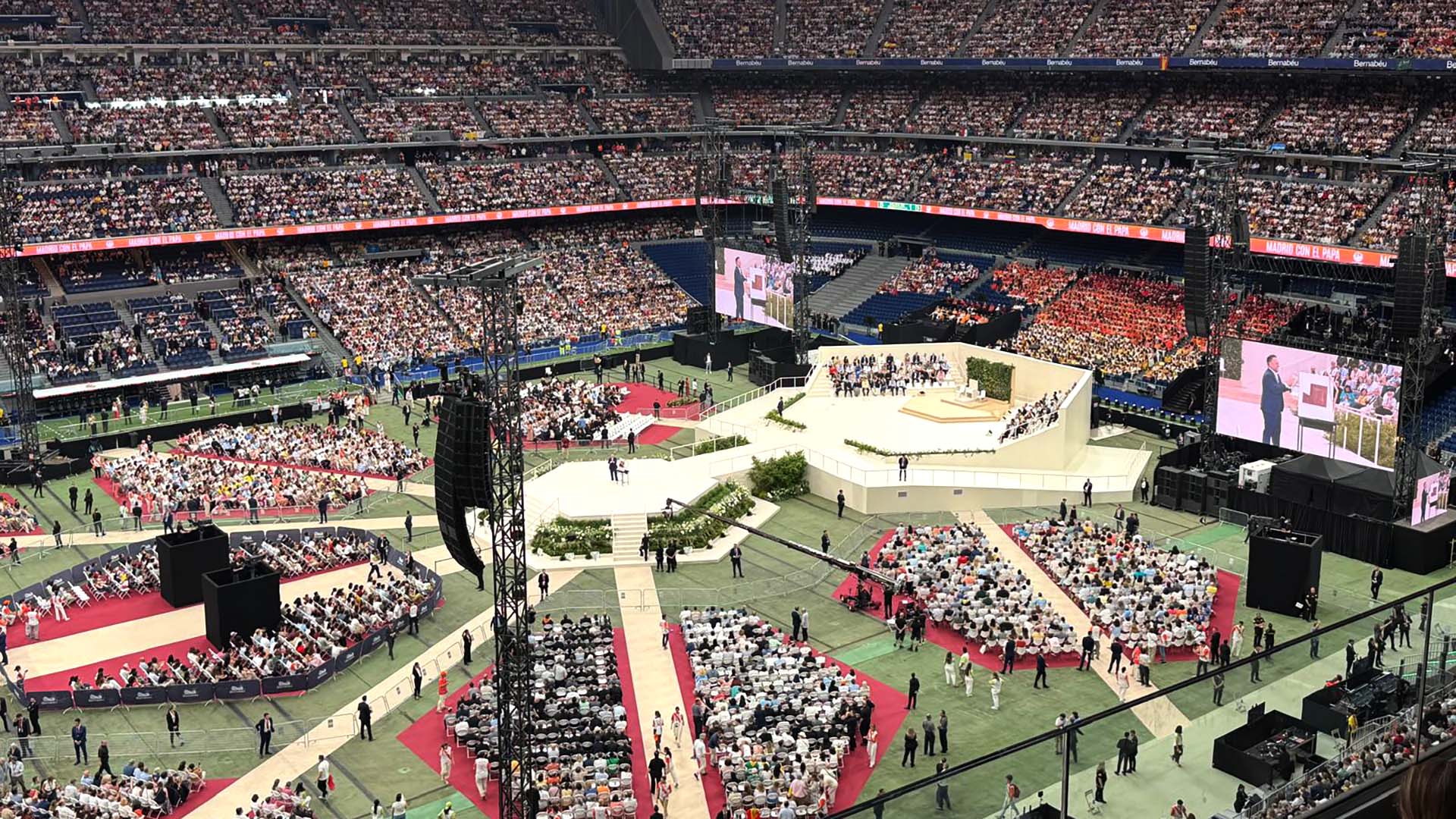 7 Rojo firma la producción técnica y artística de la intervención de Jorge Blass ante 70.000 personas en el Santiago Bernabéu